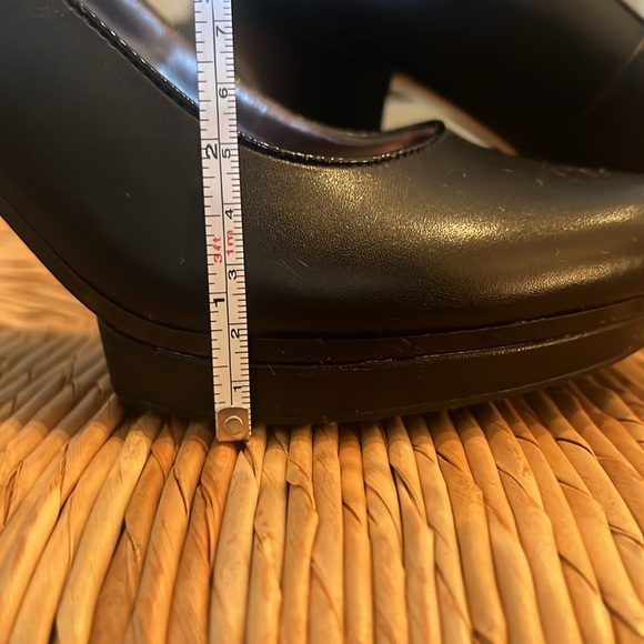 Sofft Black Heels 8M NWOT. 1/2” Platform, 3.5” Heel. NWOT Classy Heels! - Picture 9 of 10